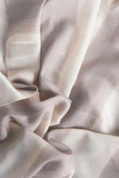 Foulard gris rayé par Access®, en tissu froissé avec des fils brillants.