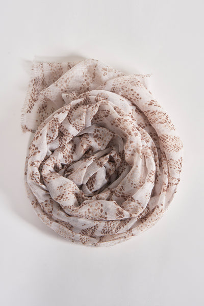 Beige voile sjaal van Access®, met een gespikkeld textuurpatroon, in spiraalvorm gerangschikt.