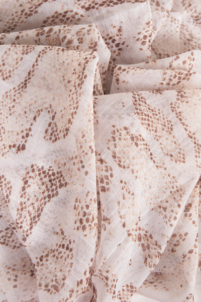 Foulard beige Access®, motif peau de serpent et fines paillettes argentées, tissu froissé.