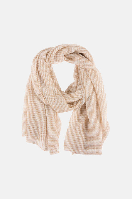 Foulard doré d'Access®, en tissu léger et texturé, plié de manière décontractée.