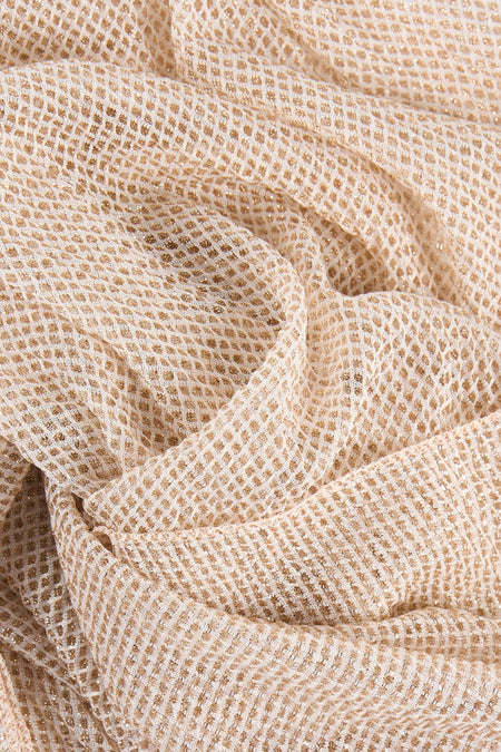 Foulard doré en maille scintillante de Access®, drapé avec des plis doux.