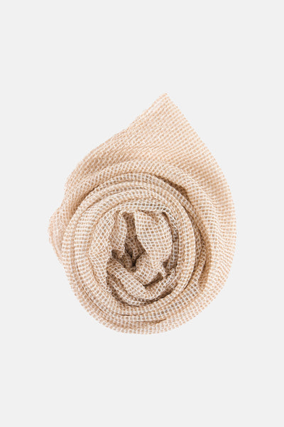 Foulard doré de Access® en maille texturée roulé.