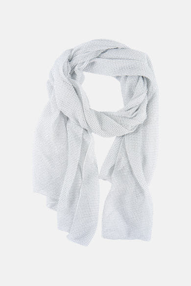 Foulard argenté de Access® avec une texture gaufrée, drapé sur fond blanc.