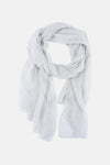 Foulard argenté de Access® avec une texture gaufrée, drapé sur fond blanc.