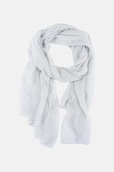 Foulard argenté de Access® avec une texture gaufrée, drapé sur fond blanc.