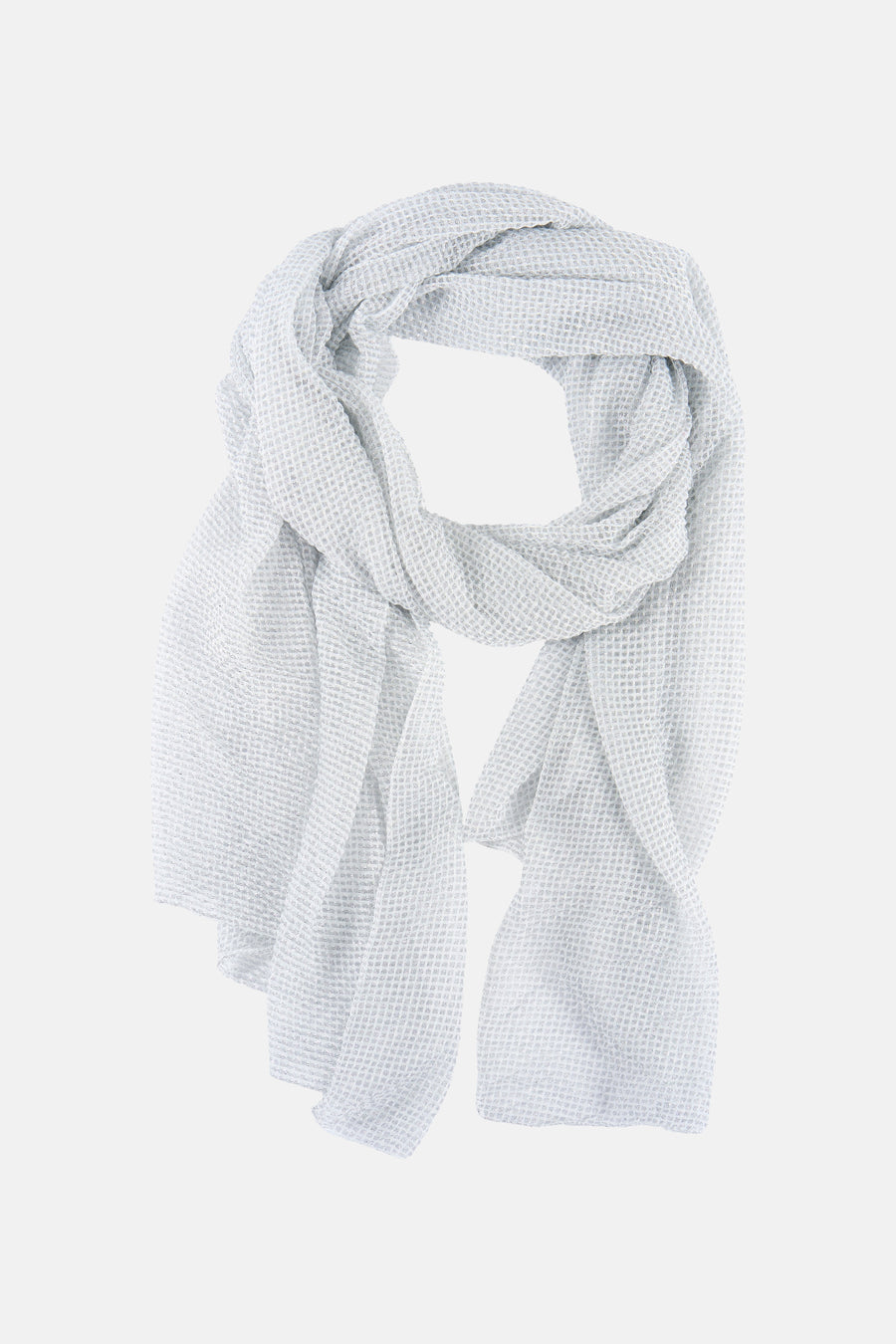 Foulard argenté de Access® avec une texture gaufrée, drapé sur fond blanc.