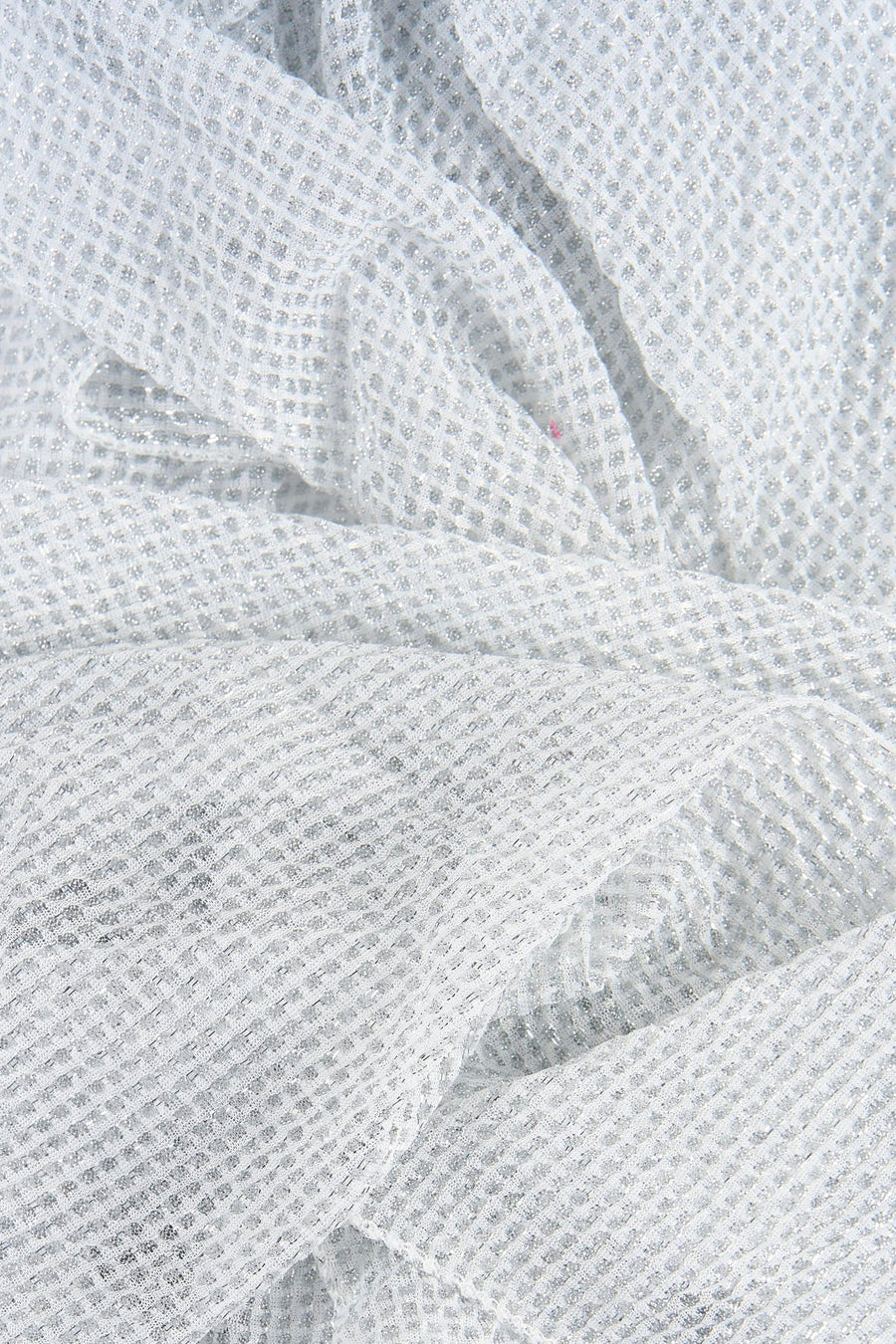 Foulard argenté de Access® en tissu maille blanc avec motif quadrillé de fils brillants, plié.