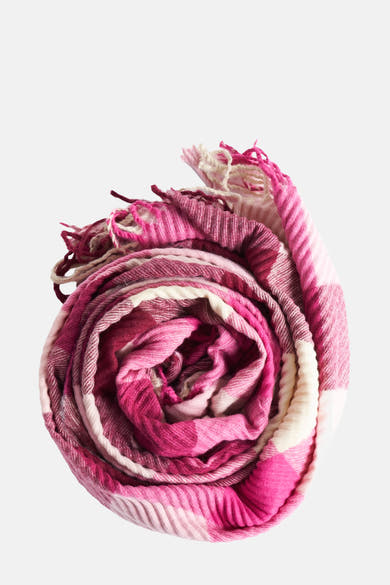 Écharpe rose Access® à motif à carreaux roulée sur elle-même, avec des franges décoratives.