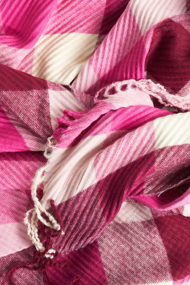 Écharpe rose à carreaux, par Access®, avec des franges décoratives et une texture douce.
