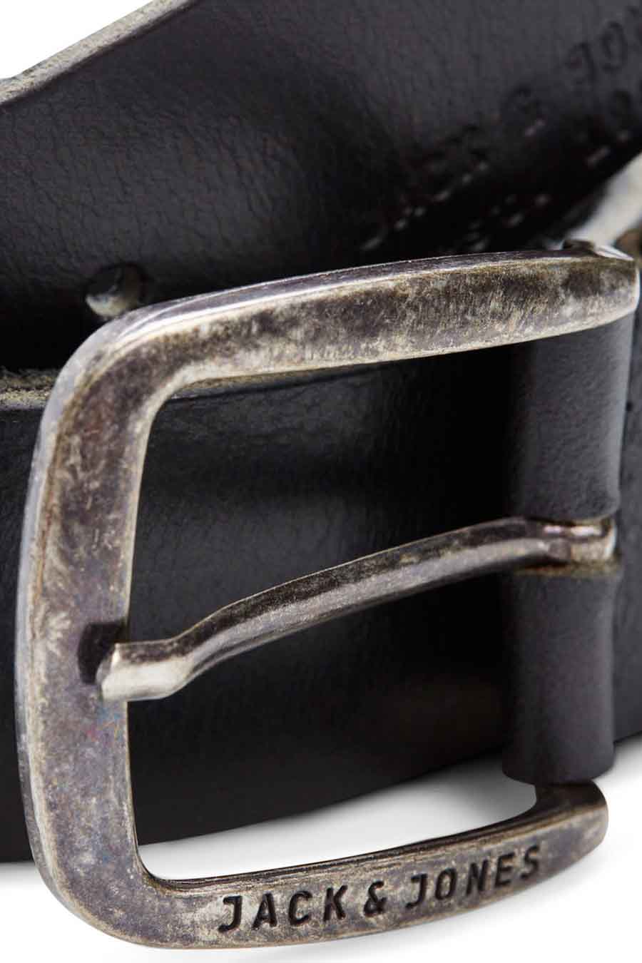 Ceinture noire en cuir de ACCESSORIES BY JACK & JONES avec boucle argentée vieillie et logo gravé.