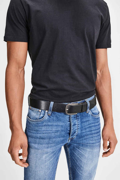 Ceinture noire en cuir by ACCESSORIES BY JACK & JONES portée avec un jean bleu