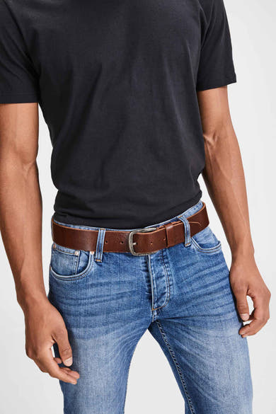 Ceinture marron en cuir par ACCESSORIES BY JACK & JONES portée avec un t-shirt noir et un jean bleu.
