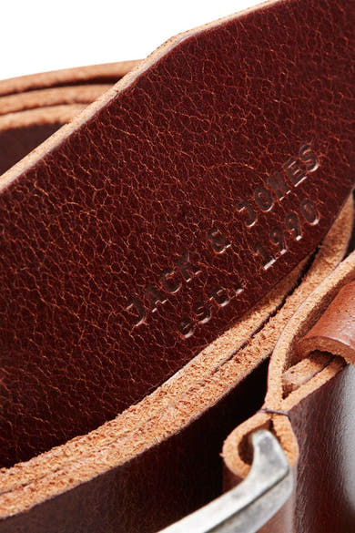 Ceinture en cuir marron par ACCESSORIES BY JACK & JONES, avec texture en relief et logo estampé.