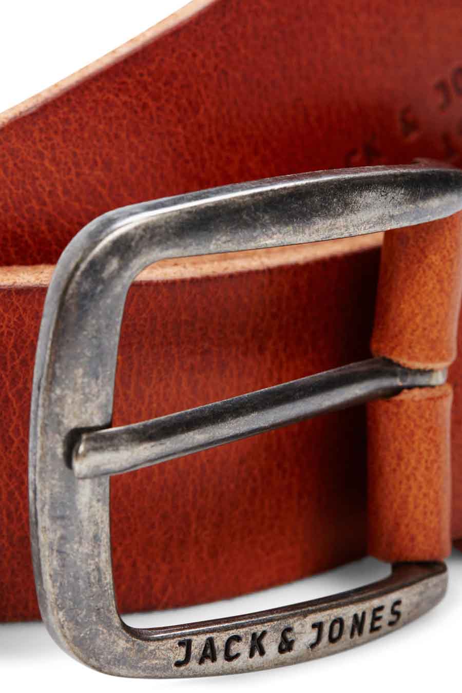 Ceinture marron en cuir par ACCESSORIES BY JACK & JONES, avec boucle en métal vieilli portant le logo de la marque.