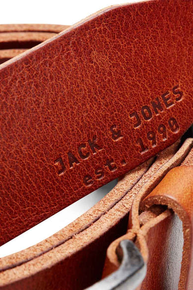 Ceinture marron en cuir par ACCESSORIES BY JACK & JONES avec le logo de la marque estampé sur le cuir texturé.