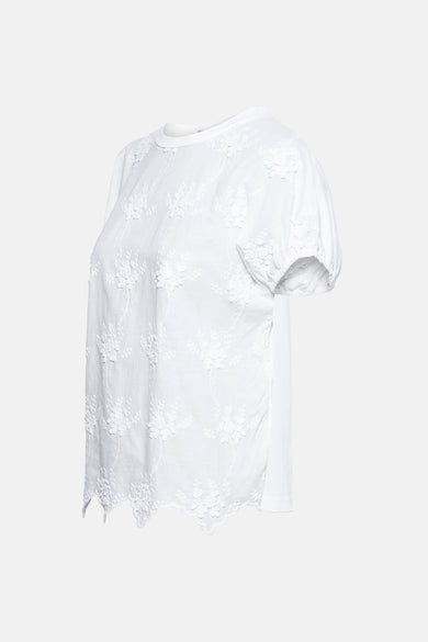 T-shirt blanc à manches courtes de ZABAIONE, orné de broderies florales délicates et d'ourlets festonnés.
