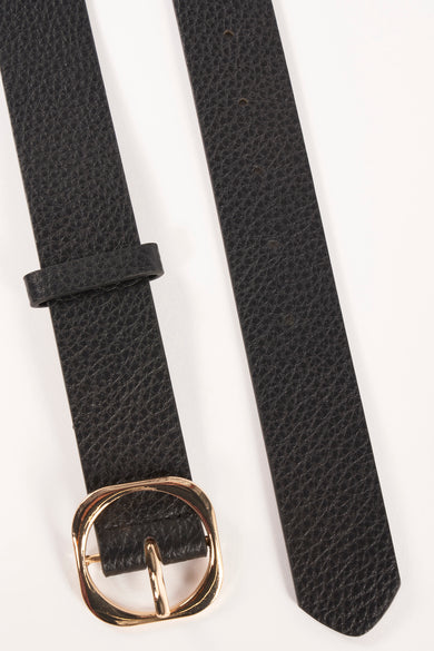 Zwart kunstleren riem van Access®, met een ovale, getextureerde gouden gesp op een witte achtergrond.