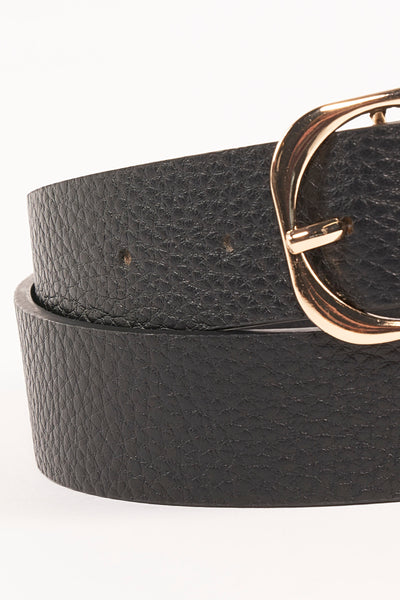 Ceinture noire en cuir synthétique de Access®, avec boucle dorée polie.
