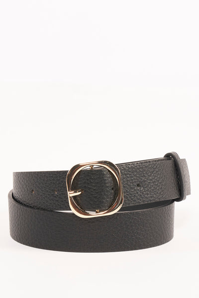Zwarte leren Access®-riem met een ovale, goudkleurige, getextureerde gesp, opgerold op een witte achtergrond.
