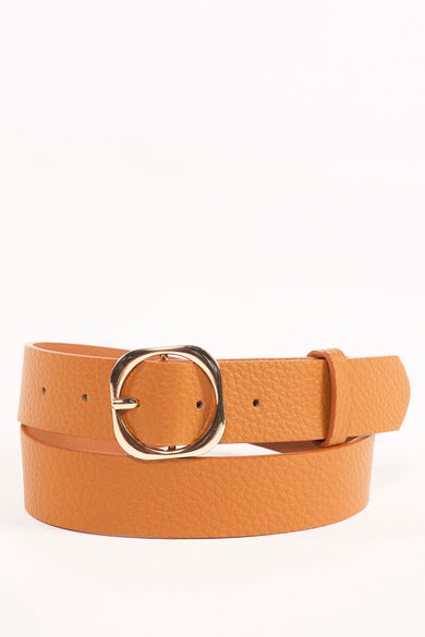 Ceinture marron en similicuir Access® avec boucle dorée et détails texturés.
