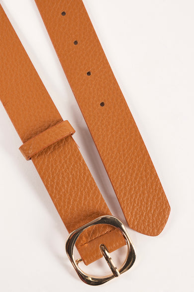 Ceinture marron en cuir par Access®, avec boucle dorée et texture grainée.