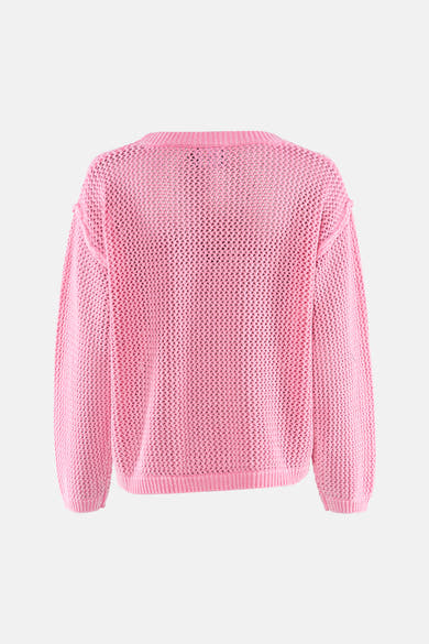 Pull rose à col rond par ADORE, en maille ajourée sur fond neutre.