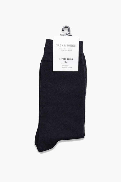 Zwarte sokken van ACCESSORIES BY JACK & JONES, gepresenteerd op een kartonnen verpakking met een hanger.