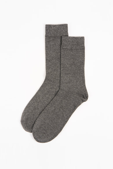Grijze sokken van ACCESSORIES BY JACK & JONES, twee effen sokken op een effen witte achtergrond.