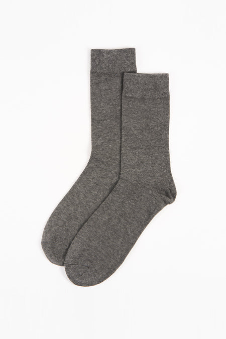 Chaussettes grises par ACCESSORIES BY JACK & JONES, deux chaussettes lisses sur un fond blanc uni.