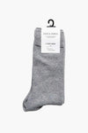 Grijze sokken van katoenmix van Accessories by Jack & Jones, opgerold en hangend gepresenteerd.