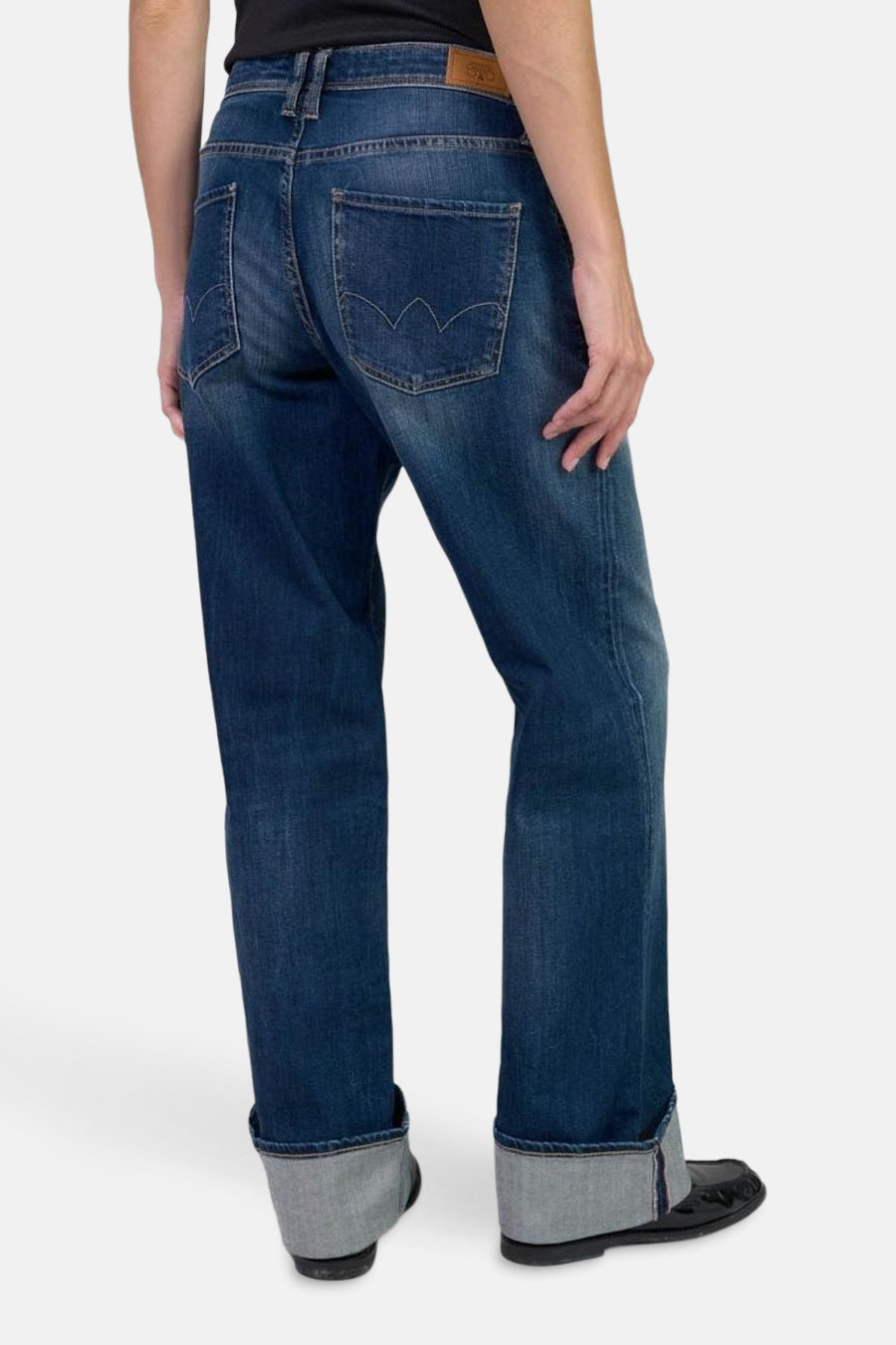 Jean large en denim bleu foncé de Le Temps des Cerises, avec ourlets repliés et poche arrière décorative.
