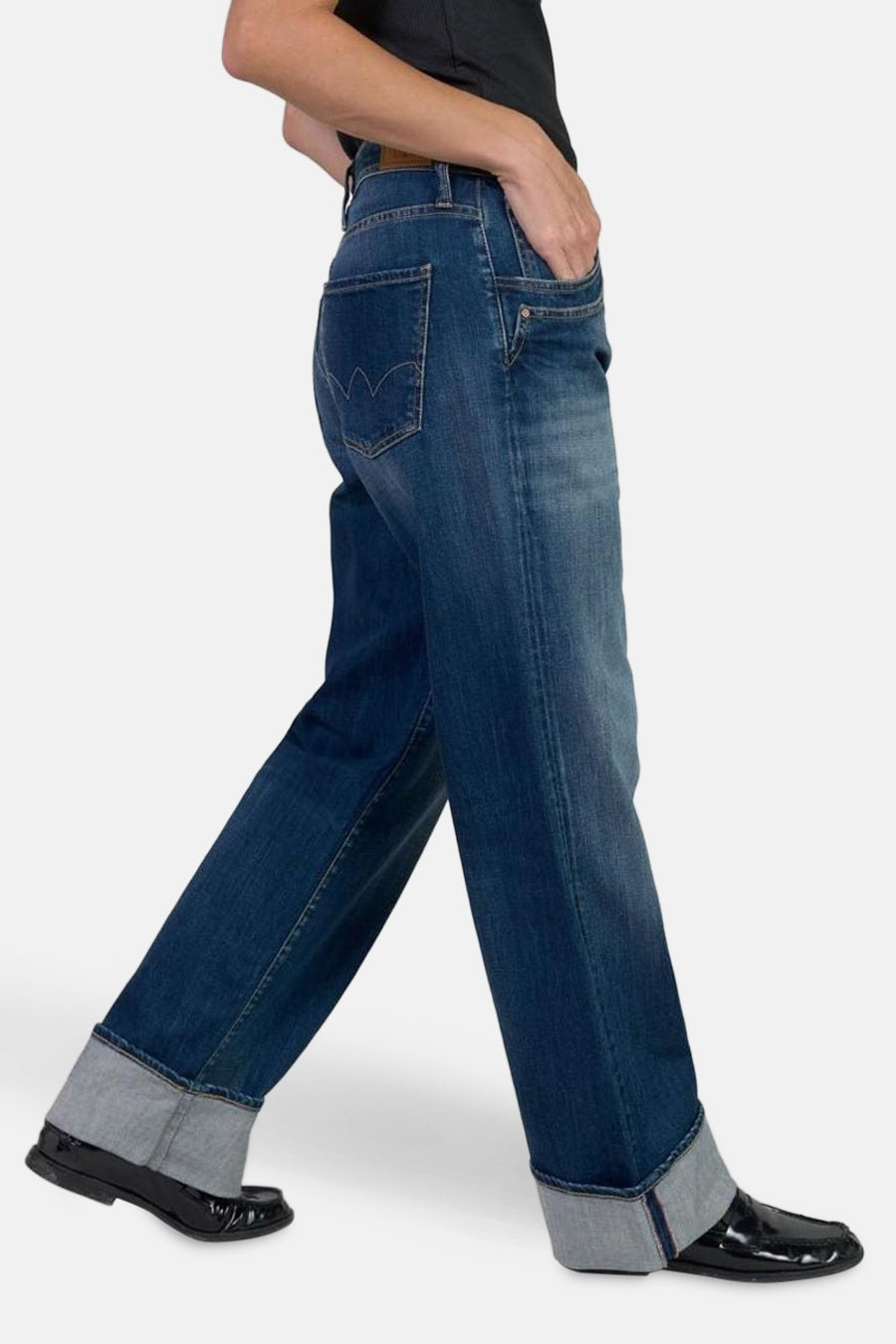Jean large en denim bleu foncé de Le Temps des Cerises, avec ourlets retroussés.