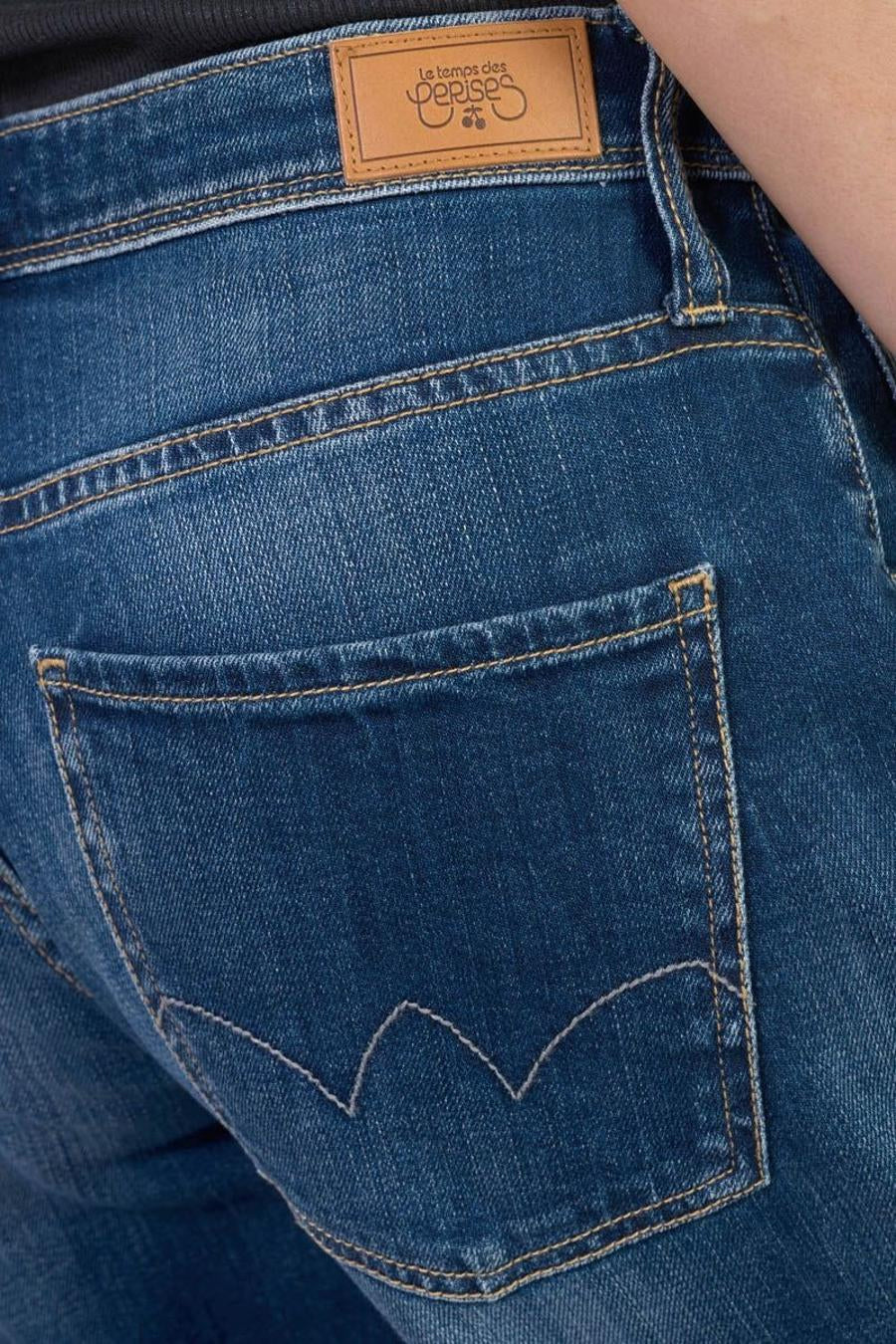 Jean large en denim bleu foncé de Le Temps des Cerises, avec une poche arrière ornée de coutures décoratives.
