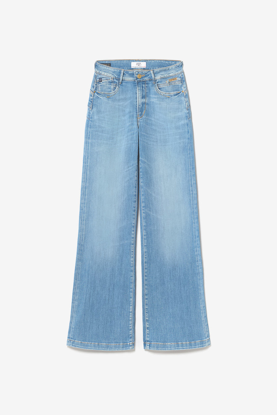 Jean évasé bleu délavé de Le Temps des Cerises, avec poches et ourlets apparents.
