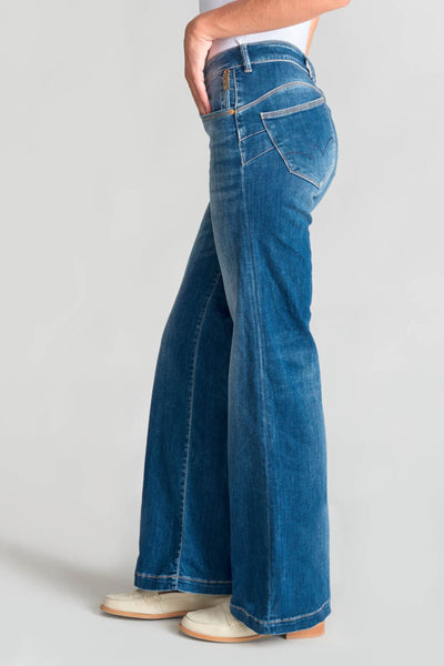 Wijde spijkerbroek in middieblauw denim van Le Temps des Cerises, met originele achterzakken en rauwe zomen, zijzicht.
