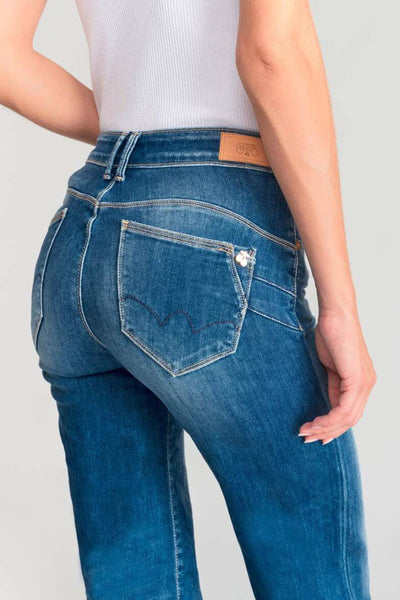 Jean large en denim bleu moyen de Le Temps des Cerises avec poche arrière originale.