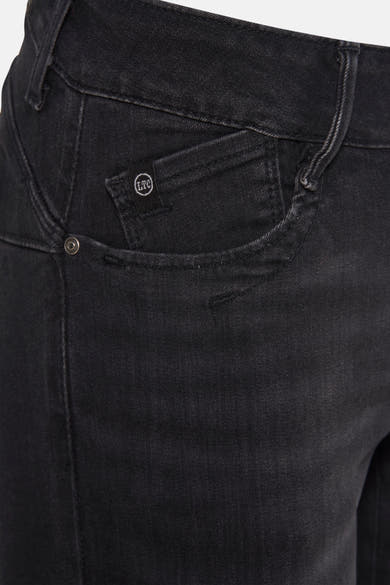 Jean slim noir en denim par Le Temps des Cerises, avec poche gousset et détails de couture.