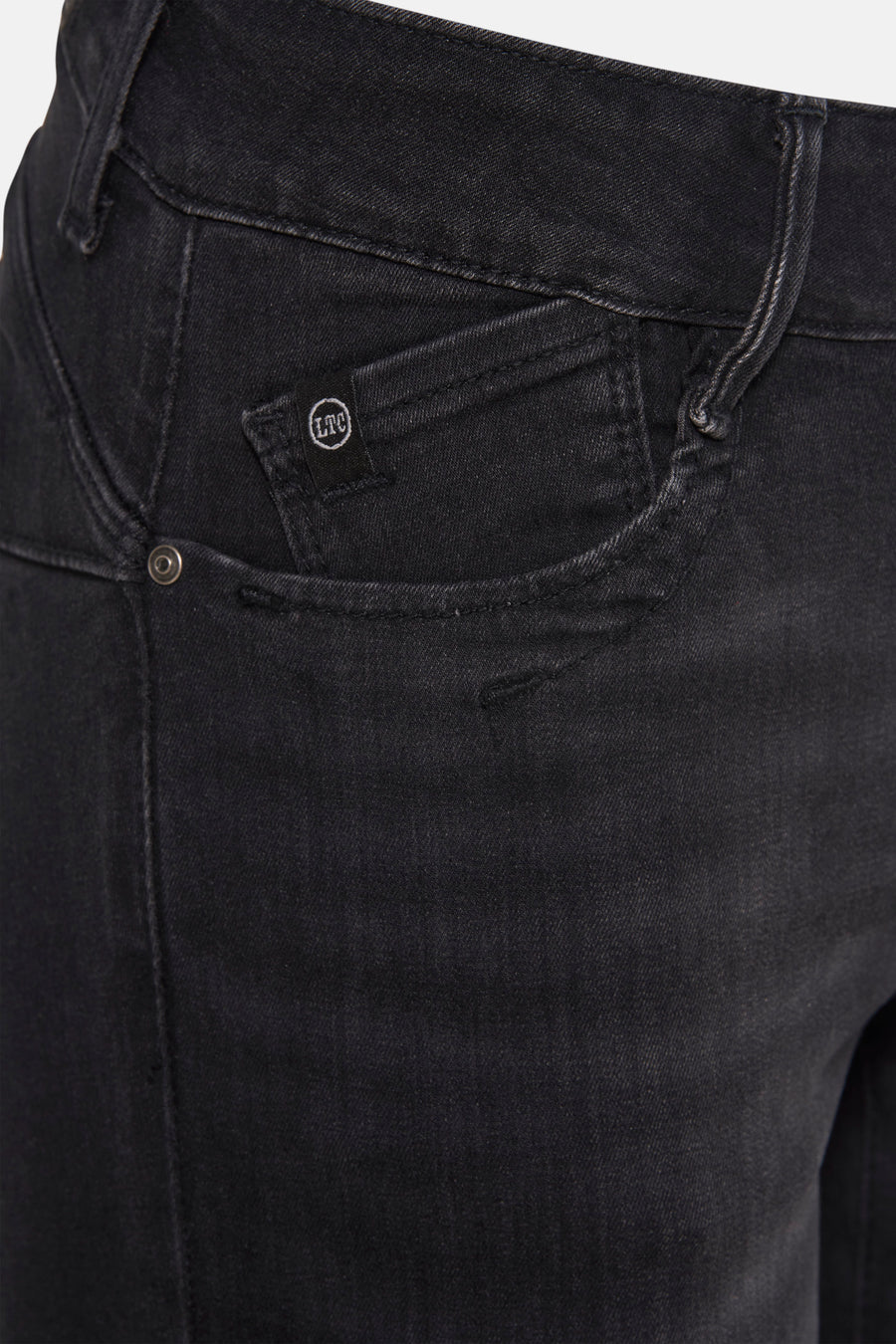 Jean slim noir en denim par Le Temps des Cerises, avec poche gousset et détails de couture.