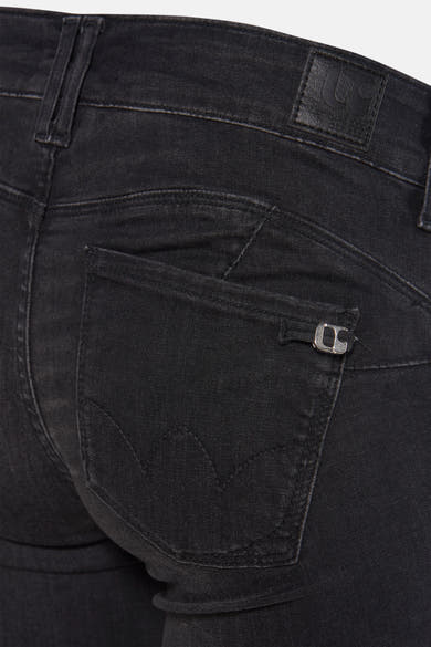 Jean slim noir en denim par Le Temps des Cerises, avec poche arrière ornée d'un détail métallique.