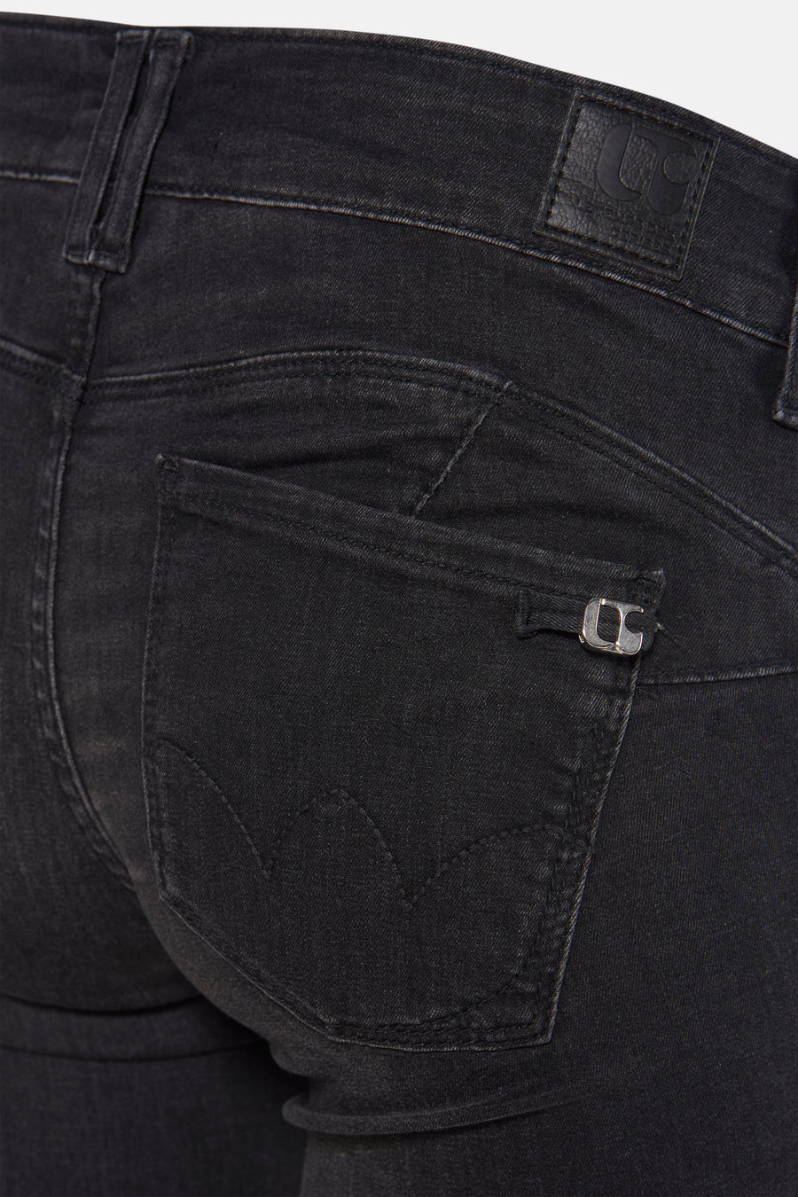Jean slim noir en denim par Le Temps des Cerises, avec poche arrière ornée d'un détail métallique.