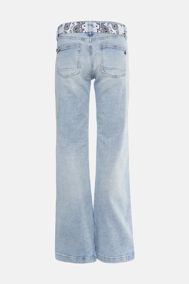 Wijd uitlopende jeans in lichtblauw denim van Le Temps des Cerises, met paisley-motief riem.