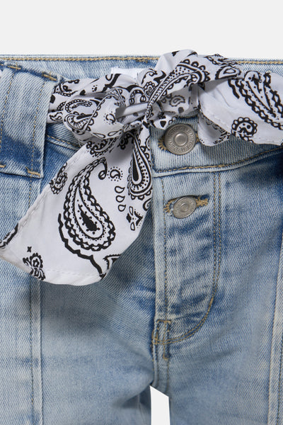 Wijd uitlopende jeans van lichtblauw denim van Le Temps des Cerises, met een paisley-motief sjaal die om de taille is geknoopt.