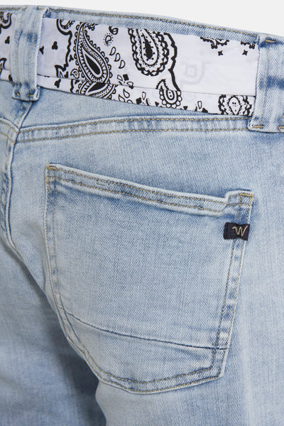 Wijd uitlopende jeans van lichtblauw denim van Le Temps des Cerises, met paisley-motief bandana.