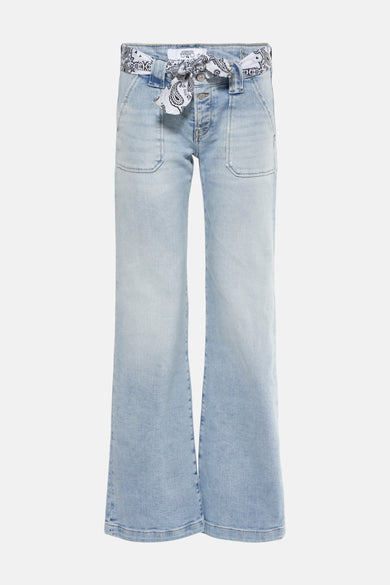 Wijd uitlopende jeans van lichtblauw denim van Le Temps des Cerises, versierd met een geknoopte paisley-riem.