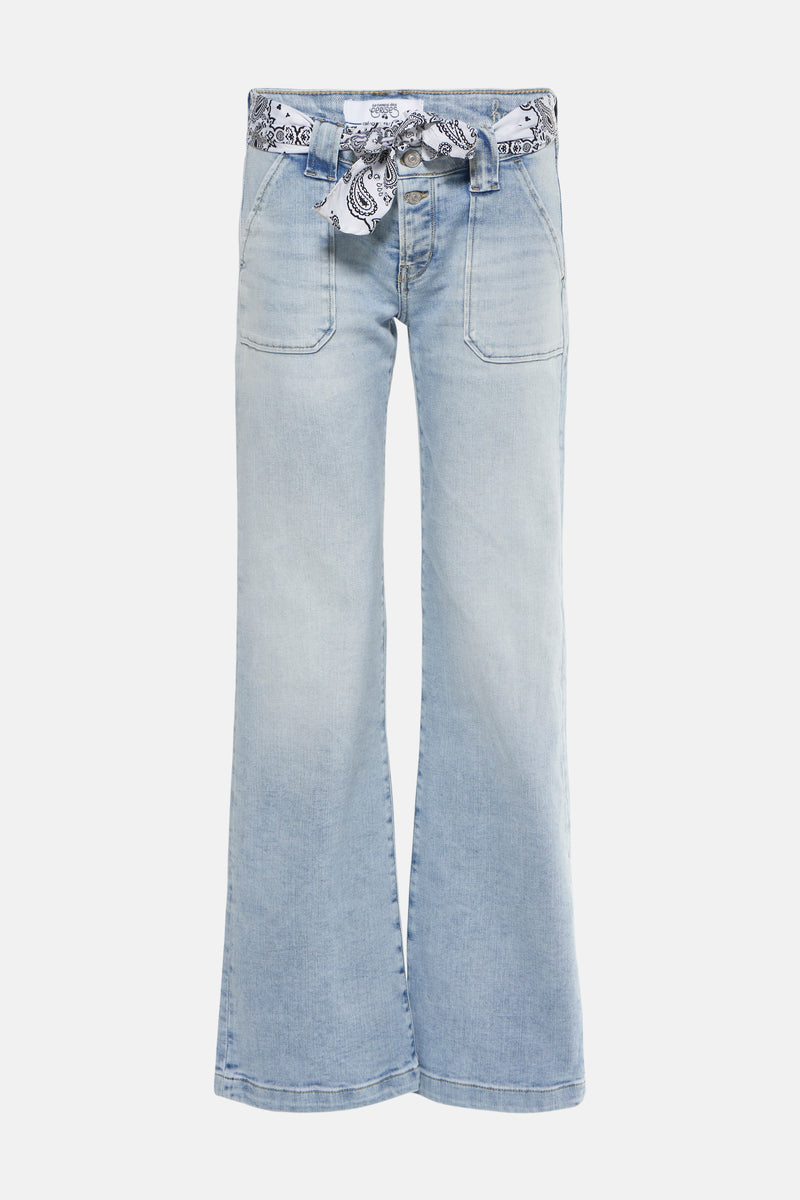 Wijd uitlopende jeans van lichtblauw denim van Le Temps des Cerises, versierd met een geknoopte paisley-riem.