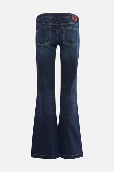 Jeans évasés en denim bleu foncé de Le Temps des Cerises, avec poches arrière et étiquette en cuir à la taille.