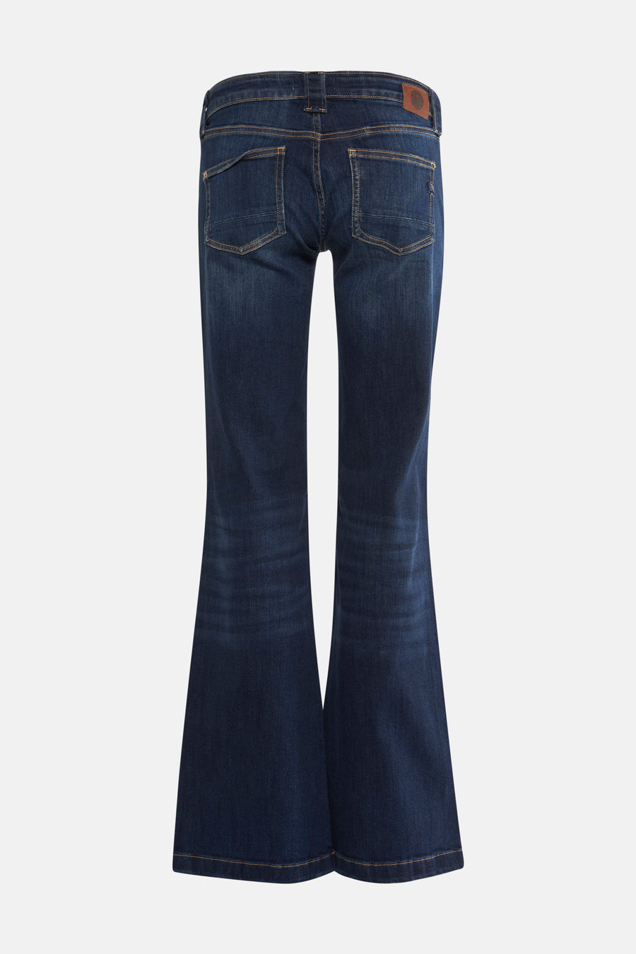 Jeans évasés en denim bleu foncé de Le Temps des Cerises, avec poches arrière et étiquette en cuir à la taille.