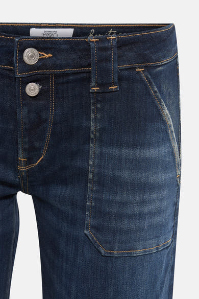 Jean évasé en denim bleu foncé de Le Temps des Cerises, avec boutons argentés et poche plaquée.
