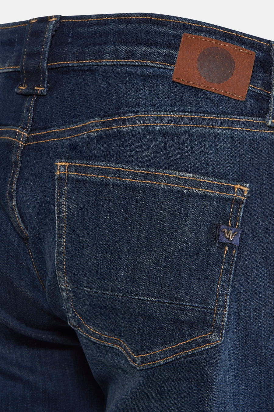 Jean évasé en denim bleu foncé de Le Temps des Cerises, avec poche arrière et patch logo en cuir.