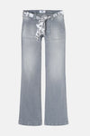 Wijde spijkerbroek in lichtgrijs denim van Le Temps des Cerises, met sjaalriem met patroon.